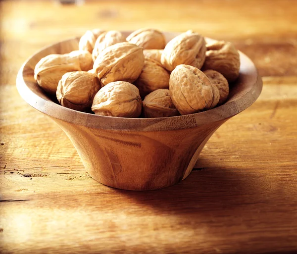 Vlašské ořechy v misce — Stock fotografie
