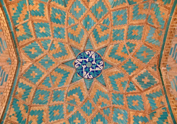 Tegel blandat med blått kakel inuti en moské — Stockfoto