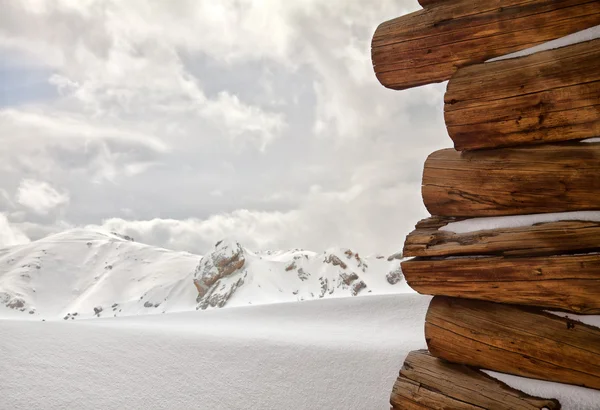 Χιονισμένο καλύβα στο βουνό — Φωτογραφία Αρχείου