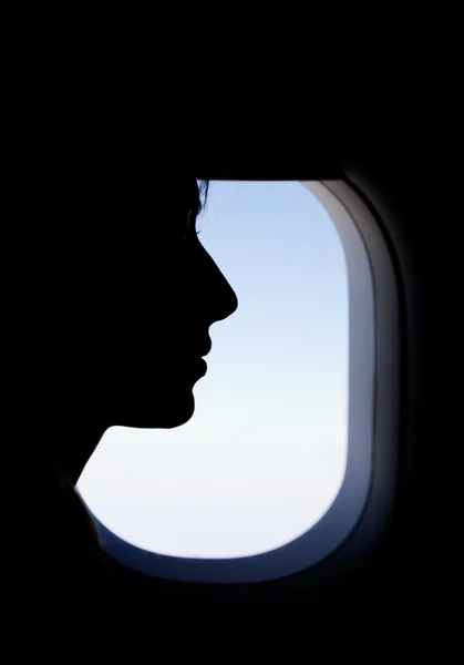 Silhouet van een passagier in het vliegtuig — Stockfoto