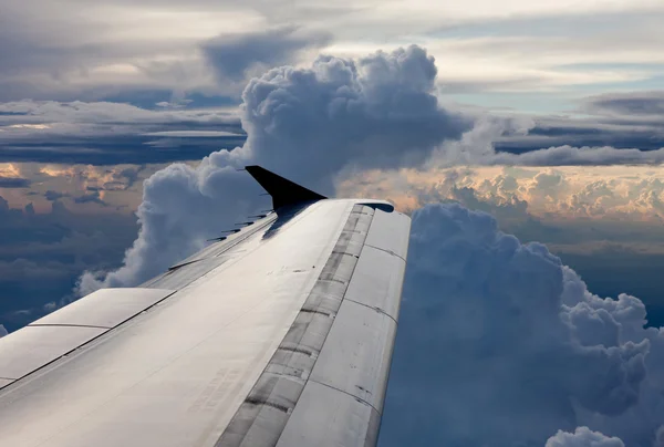 Vliegtuig boven wolken in de hemel — Stockfoto