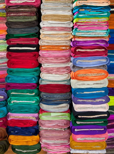 Färgglada tyger och textilier i butik — Stockfoto