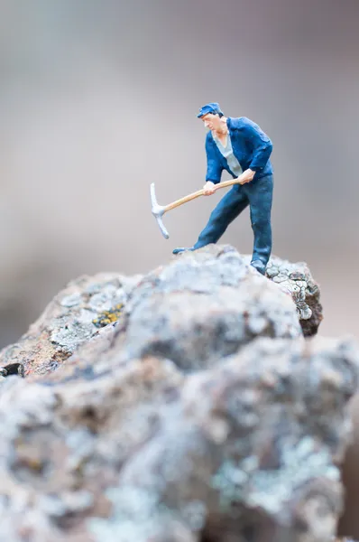 Figur des Bergarbeiters mit Spitzhacke bei der Arbeit. — Stockfoto