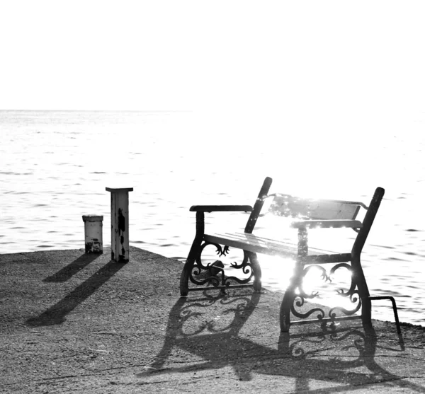 魔法の光と古いベンチ — ストック写真