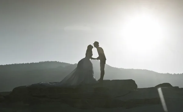 Sposato coppia baciare nel tramonto — Foto Stock