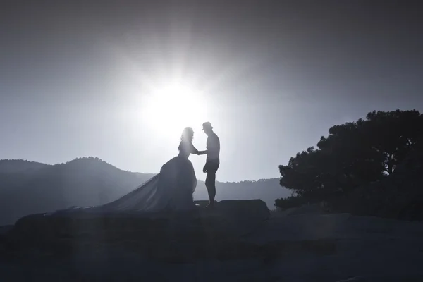Παντρεμένο ζευγάρι στο ηλιοβασίλεμα — Φωτογραφία Αρχείου