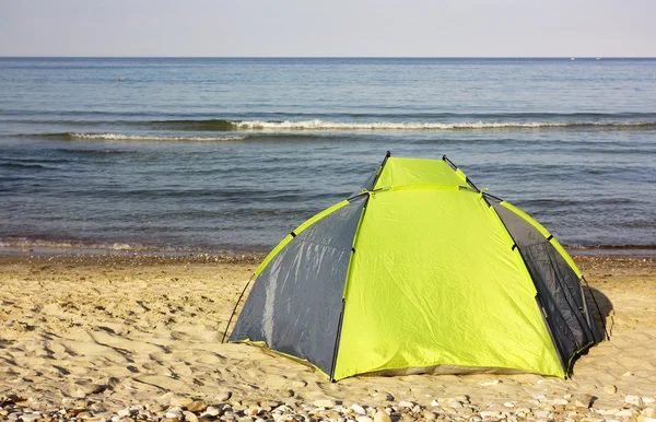 Цветная палатка на пляже — стоковое фото