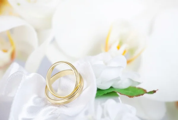 Ramo de bodas y anillos — Foto de Stock