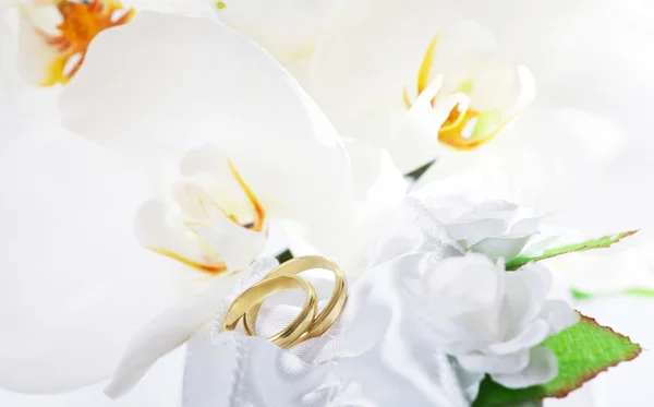 Wedding bouquet and rings — Stock Photo, Image