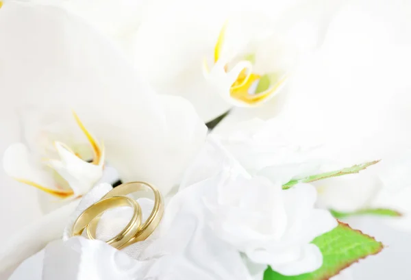 Bröllop bukett och ringar — Stockfoto