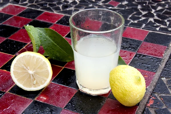 Jugo de limón y limón — Foto de Stock