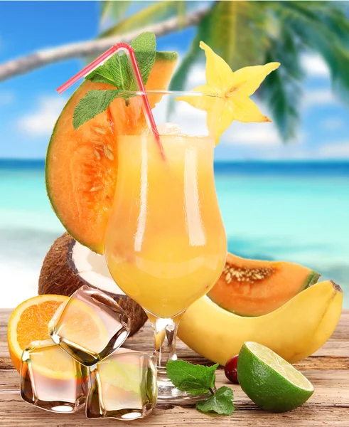 海滩上的水果鸡尾酒 — 图库照片
