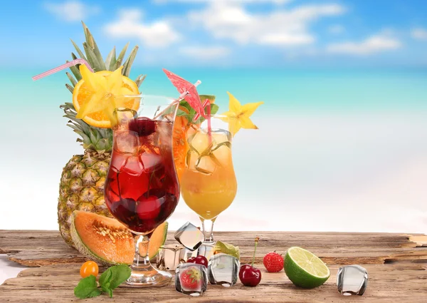 Фруктові коктейлі на пляжі — стокове фото