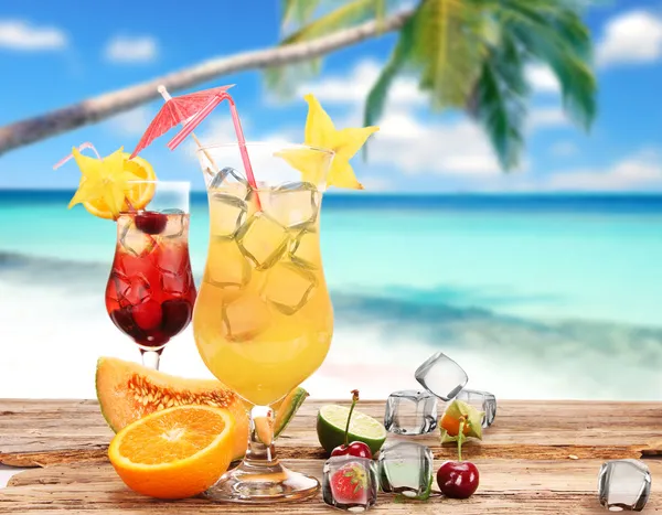 Фруктовые коктейли на пляже — стоковое фото