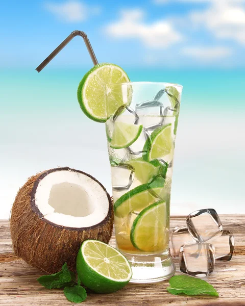 Frukt cocktails på stranden — Stockfoto