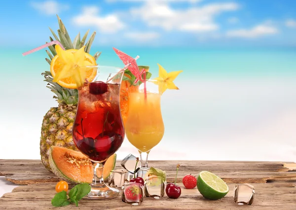 Cocktails de frutas na praia — Fotografia de Stock