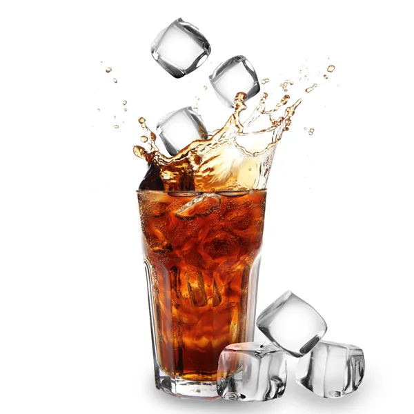 Bicchiere di Cola con cubetti di ghiaccio cadenti su bianco — Foto Stock