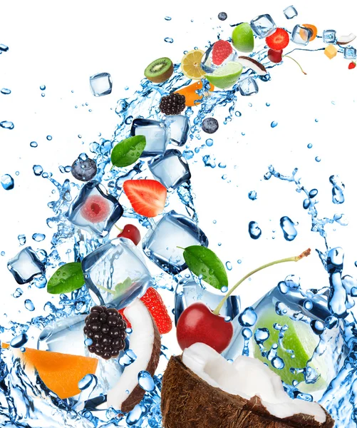 Čerstvé ovoce na stříkající vodě s kostkami ledu — Stock fotografie