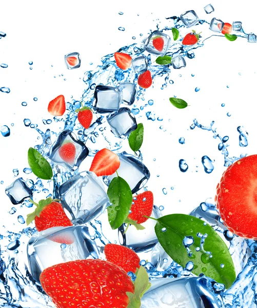 Frische Erdbeeren im Wasser mit Eiswürfeln bespritzen — Stockfoto