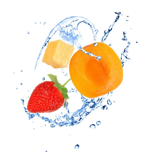 Φρούτα με splash water πάνω από λευκό — Φωτογραφία Αρχείου