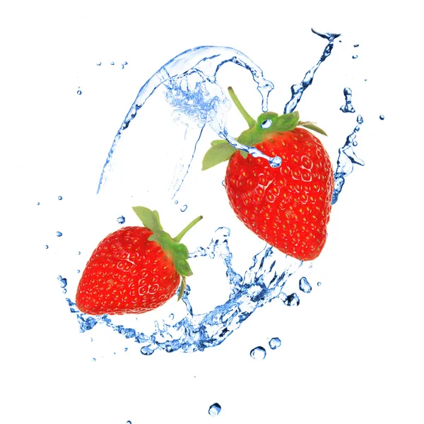 Strawberies με splash water πάνω από λευκό — Φωτογραφία Αρχείου