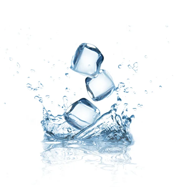 Ледяные кубики брызгают в воду над белым — стоковое фото