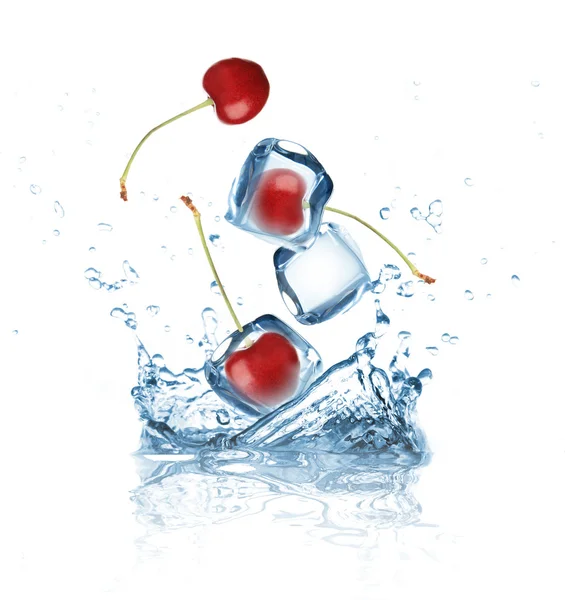 Cherry stříkající do vody — Stock fotografie