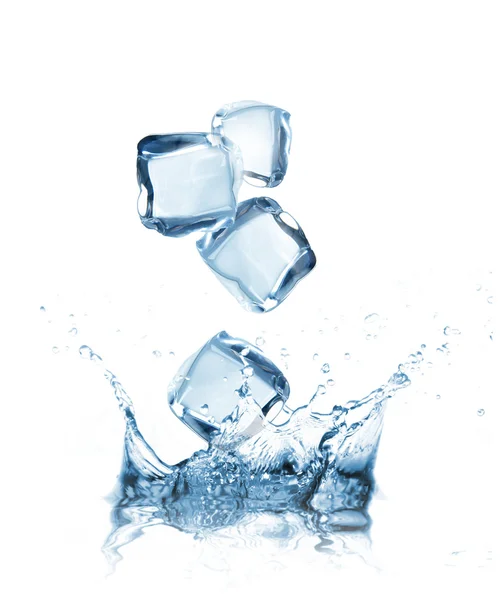 Kostky ledu stříkající do vody — Stock fotografie