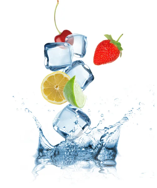 Frukt stänk i vatten — Stockfoto