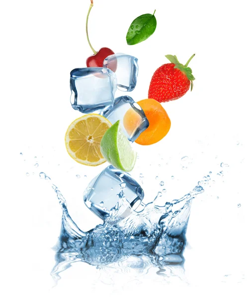 Frukt stänk i vatten — Stockfoto