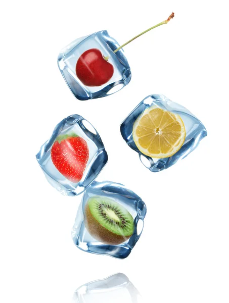 Frutas com cubos de gelo em movimento — Fotografia de Stock