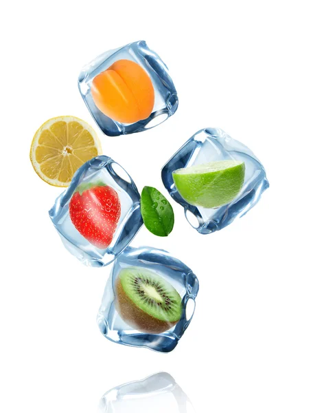 Früchte mit Eiswürfeln in Bewegung — Stockfoto
