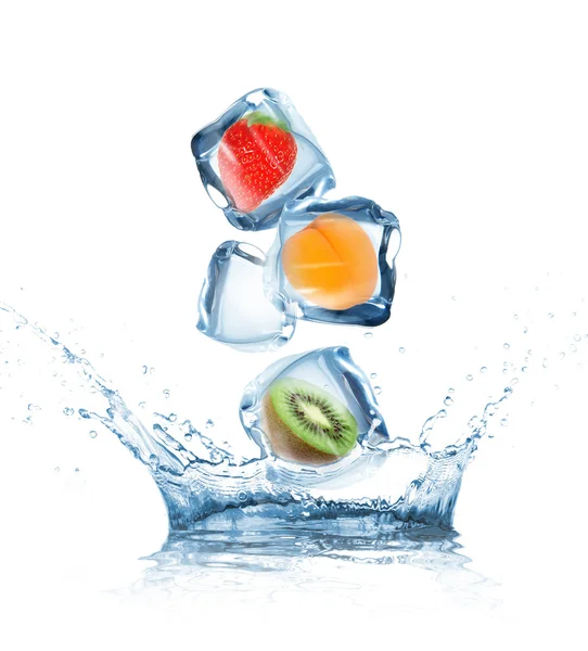 Fruta en cubos de hielo en movimiento —  Fotos de Stock