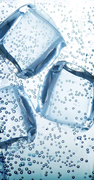 Кубики льда в минеральной воде — стоковое фото