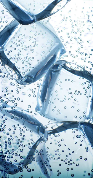 Cubos de gelo em água mineral — Fotografia de Stock