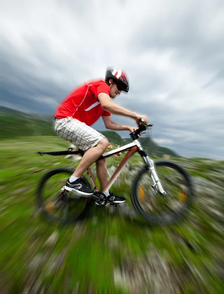Um homem montando uma bicicleta de montanha — Fotografia de Stock
