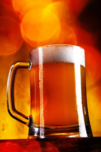 Μπύρα σε ποτήρι με χρυσό φόντο — Φωτογραφία Αρχείου