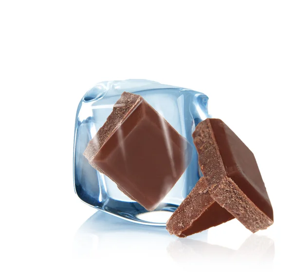 Fotografie stoc: Ciocolată de gheață pe fundal alb — Fotografie, imagine de stoc