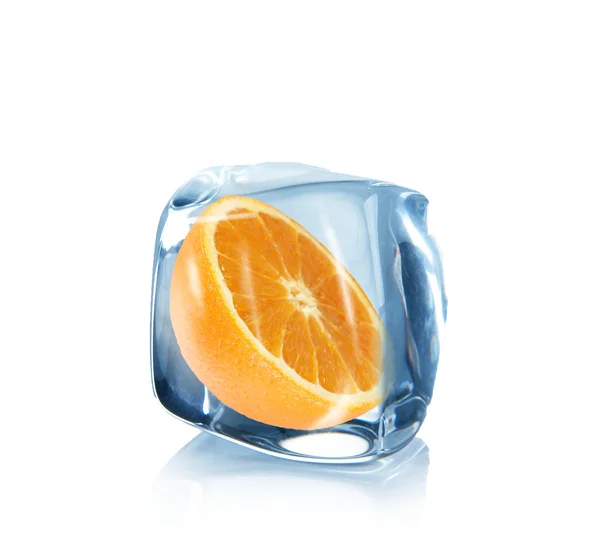 Oranje segment in ijsblokje over Wit — Stockfoto