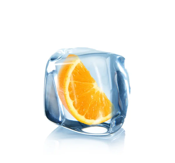 Fatia de laranja em cubo de gelo sobre branco — Fotografia de Stock