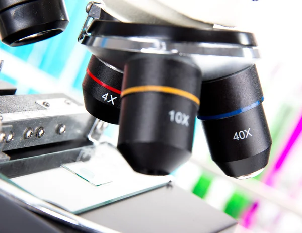 Microscópio moderno em um laboratório — Fotografia de Stock
