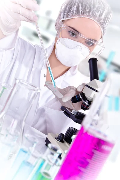 Jonge vrouwelijke wetenschapper in een laboratorium chemie — Stockfoto