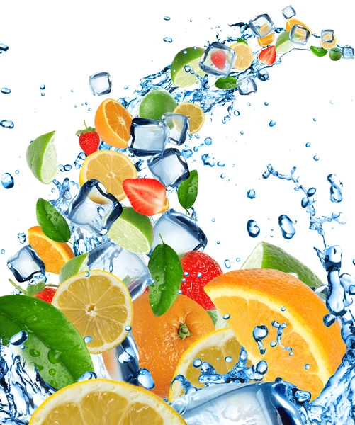 Čerstvé citrusy v stříkající vodě s kostkami ledu — Stock fotografie
