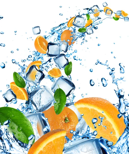Naranjas frescas en agua salpicada con cubitos de hielo —  Fotos de Stock
