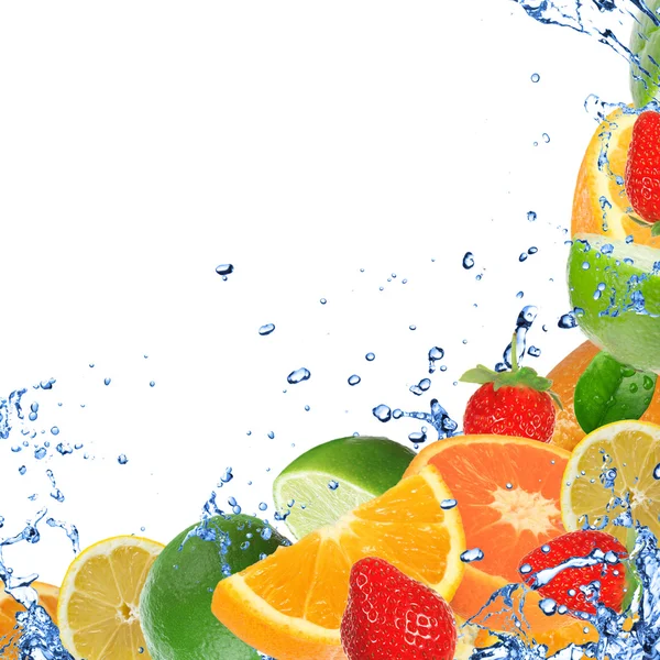Su sıçrama içinde taze meyve — Stok fotoğraf