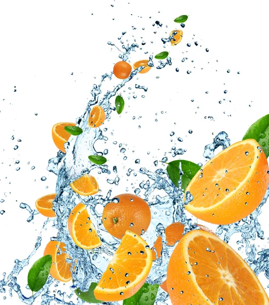 Verse sinaasappelen in water splash — Stockfoto