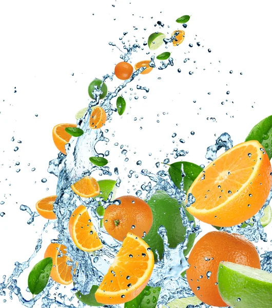 Čerstvé ovoce na stříkající vodě — Stock fotografie