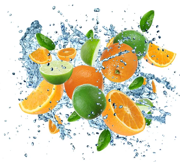 Φρέσκα citrusses σε water splash — Φωτογραφία Αρχείου