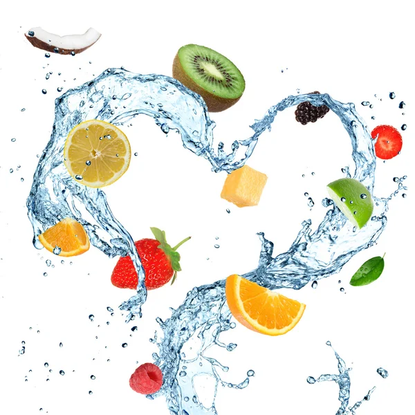 Früchte im Wasser spritzen Herz — Stockfoto