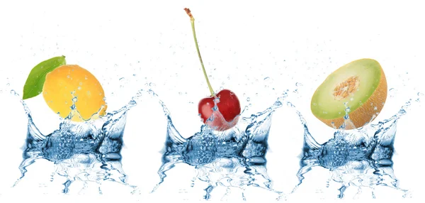 Fruit falling into water — Stock Photo, Image